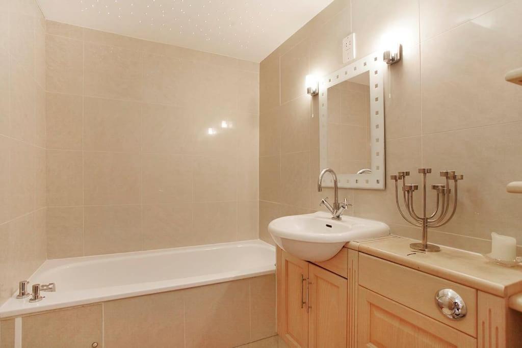 Garden Flat, Wimbledon & Parking, Close To Tennis Apartament *